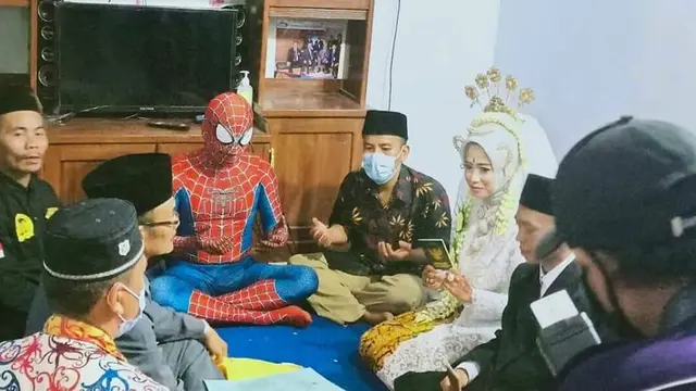 6 Kelakuan Bapak-Bapak saat Pakai Topeng Ini Bikin Tepuk Jidat
