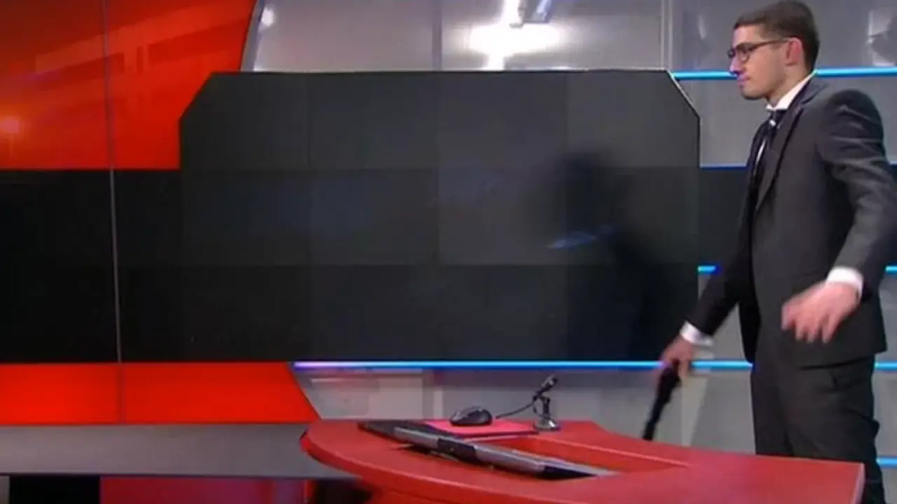 Pemuda yang membawa pistol saat siaran berita di stasiun televisi Belanda. (YouTube)