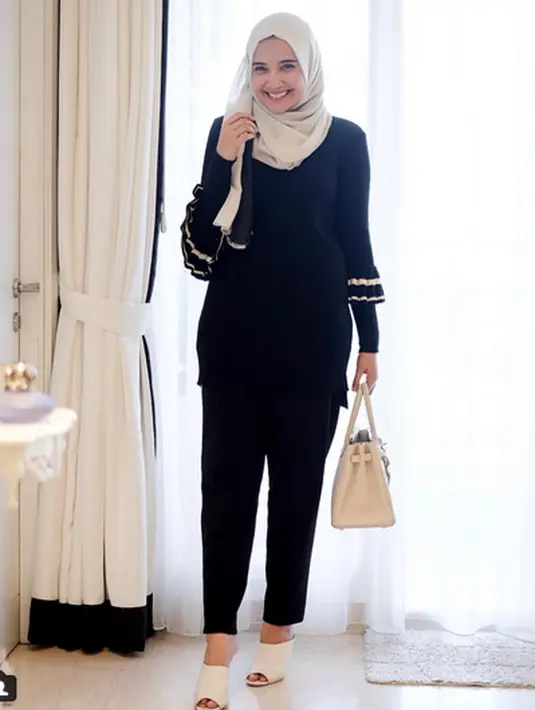 Dalam urusan bisnis di bidang fashion ini, Zaskia menempatkan diri dalam kreatifitas. Urusan manajemen, ia menarik sang adik, Shireen Sungkar. Di mana sebelumnya ia dibantu oleh ibunda, Fany Bauty. (Instagram/zaskiasungkar15)