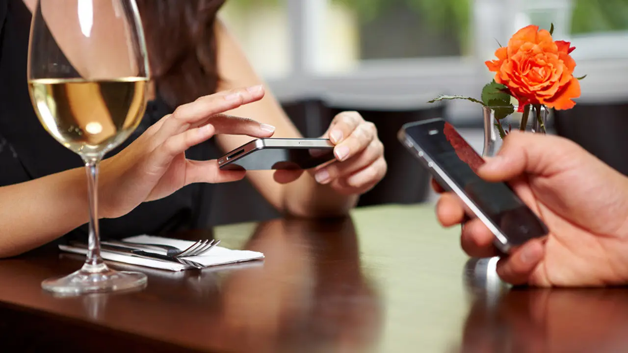 Kota Ini Larang Perempuan Pakai Ponsel untuk Cegah Perselingkuhan