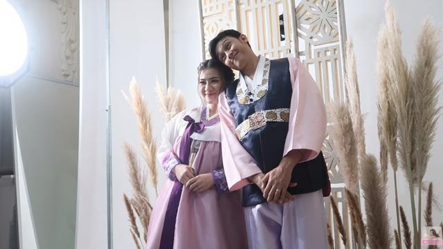 7 Pemotretan Caesar Hito dan Felicya Angelista Pakai Busana Korea