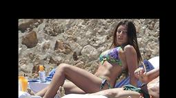 Istri Fernando Torres, Olalla Dominguez terlihat seksi dengan mengenakan biki berwarna hijau saat sedang belibur di pantai Ibiza di kepulauan Baleriac, Spanyol (Istimewa)