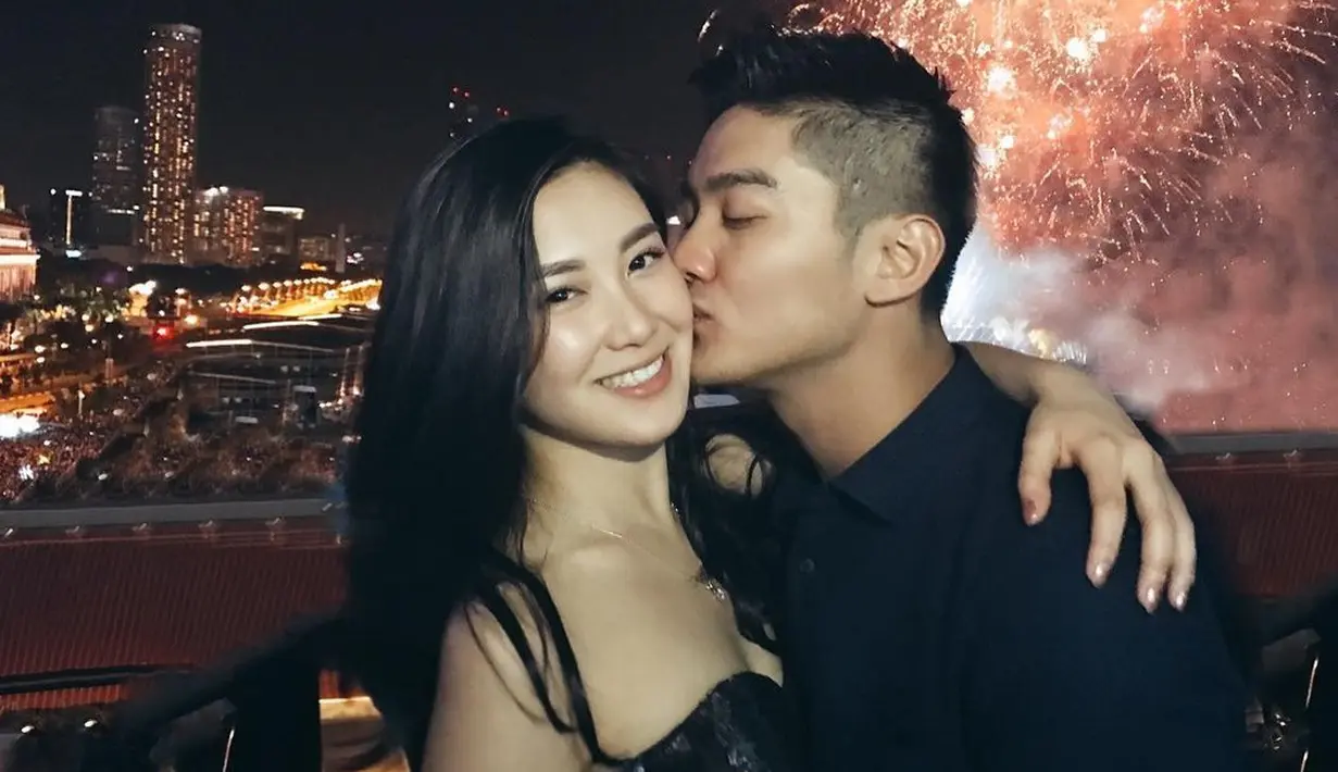 Boy William dan Karen Vendela telah resmi bertunangan pada November 2019 lalu. Kala itu Boy memberikan kalung berlian yang begitu indah kepada sang kekasih. (Instagram/karbearv)