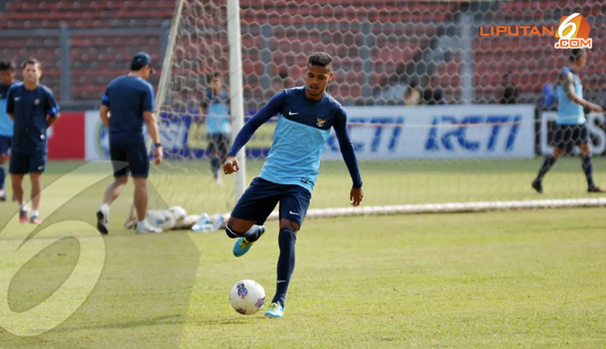 Untuk meredam kecepatan pemain Cina pemain belakang Timnas Indonesia Hashim Kipuw terlihat melakukan latihan serius (Liputan6.com/ Helmi Fithriansyah)