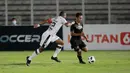 Penyerang Timnas Indonesia, Osvaldo Haay, berebut bola dengan bek Bali United, Leonard Tupamahu, pada laga uji coba di Stadion Madya, Jakarta, Minggu (7/3/2021). Indonesia menang dengan skor 3-1. (Bola.com/ Ikhwan Yanuar Harun)