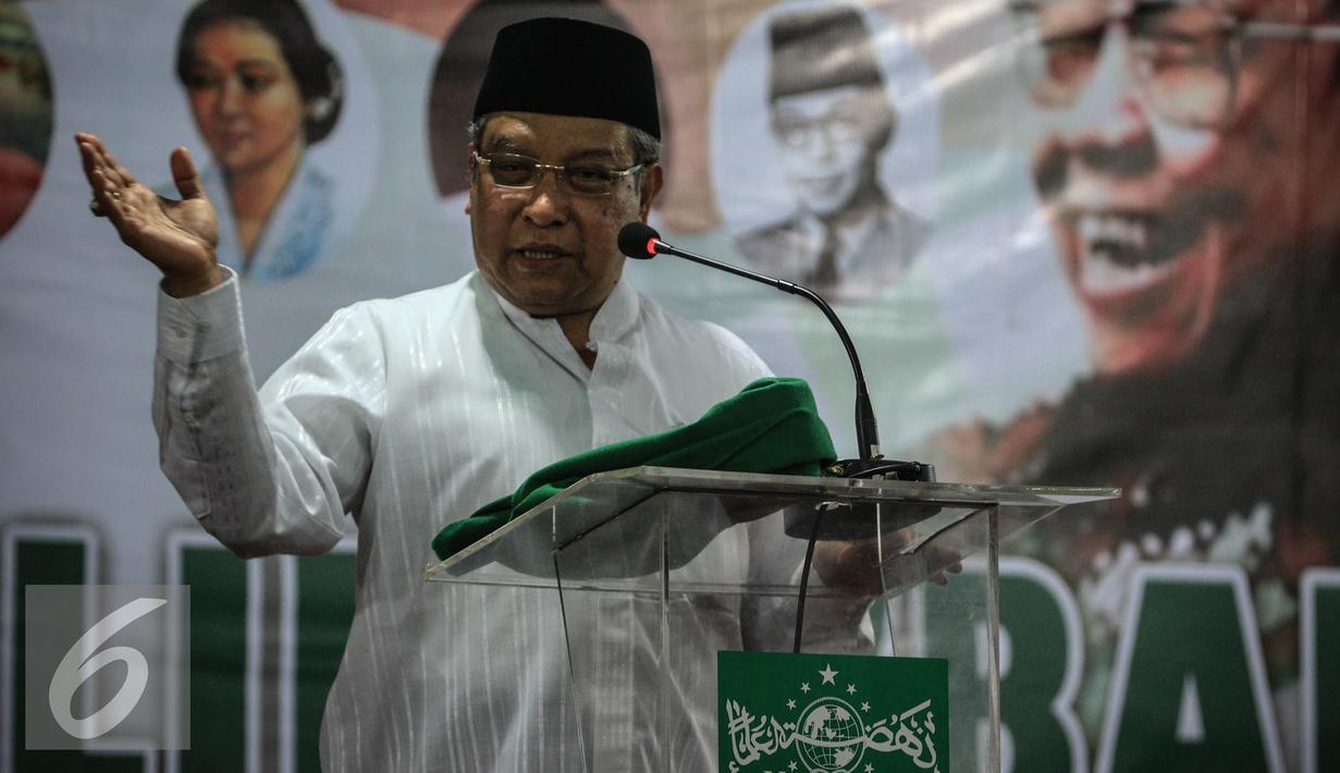 KH Said Aqil Siradj meminta kepada umat Islam untuk tidak melakukan aksi unjuk rasa terkait kasus penistaan agama oleh Basuki Tjahaja Purnama atau Ahok saat acara Tahlil Akbar di kantor PBNU, Jakarta, Kamis (24/11). (Liputan6.com/Faizal Fanani)