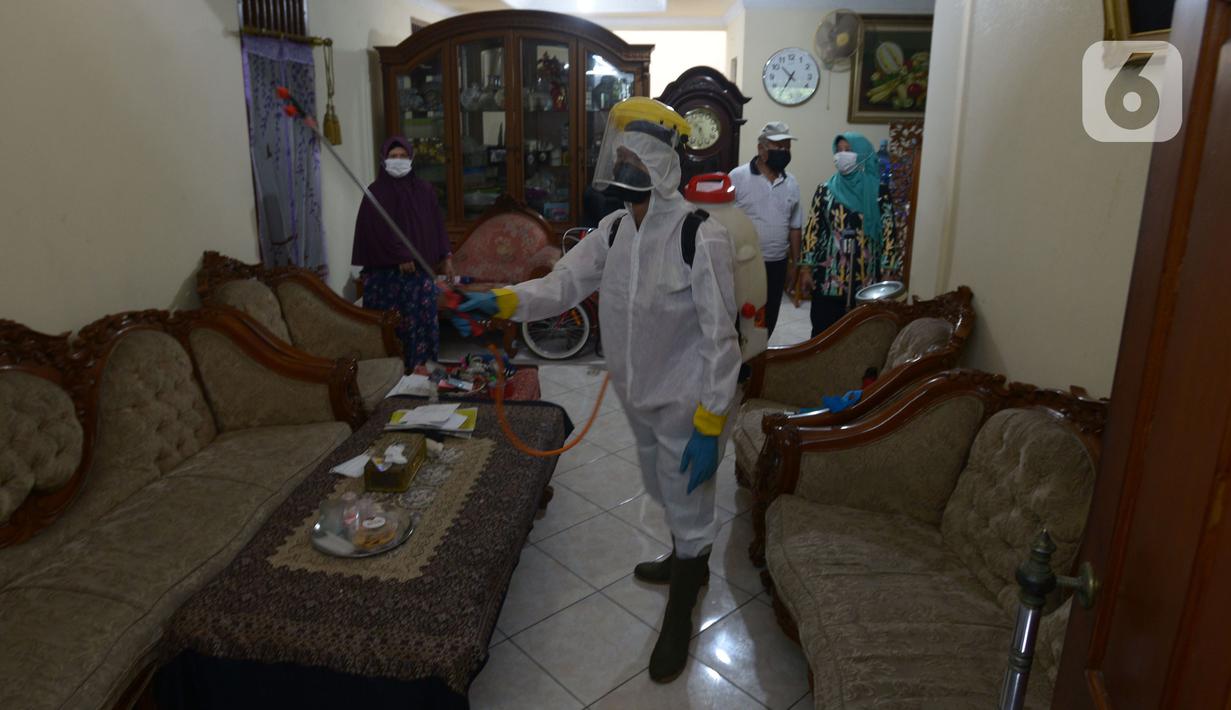 Petugas PMI menyemprotkan cairan disinfektan di salah satu rumah di Perumahan Ori Pondok Bambu, Jakarta, Kamis (10/2/2022). Penyemprotan ini dilakukan pada lingkungan perumahan sebagai upaya untuk menekan angka penyebaran Virus Covid-19 varian Omicron yang terus meningkat. (merdeka.com/Imam Buhori)