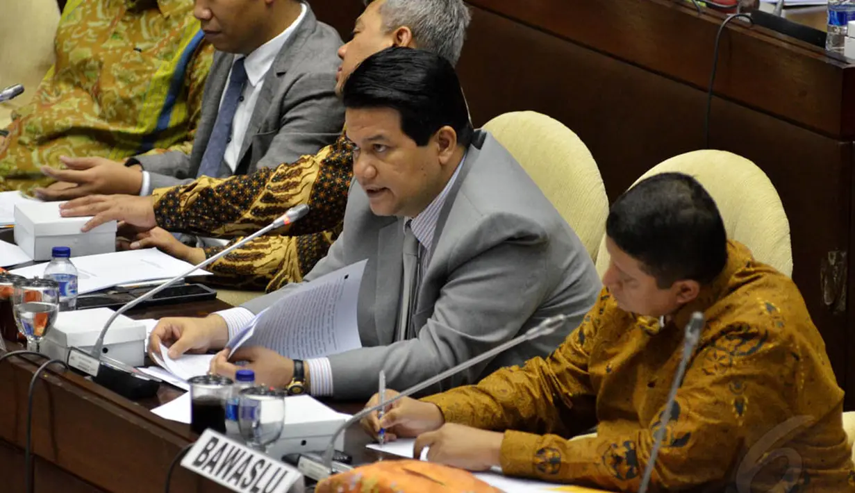 Ketua KPU Husni Kamil Manik (kedua kanan) bersama Ketua Bawaslu Muhammad (kanan) saat rapat dengar pendapat dengan Komisi II DPR di Gedung Parlemen, Jakarta, Senin (24/11/2014). (Liputan6.com/Andrian M Tunay)