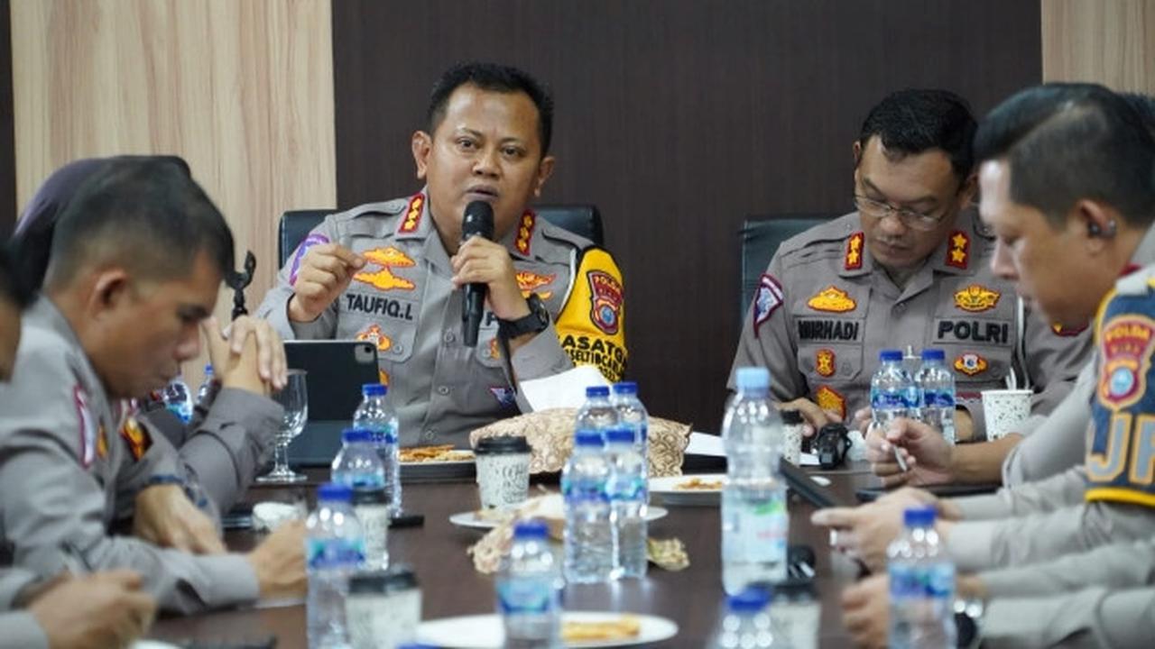 Direktur Lalu Linas Polda Riau Kombes Taufiq Lukman Nurhidayat memimpin persiapan pelaksanaan Bung Selamat untuk menjaga warga dari kecelakaan lalu lintas.