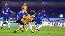 Pemain Wolverhampton Wanderers Rayan Ait-Nouri (tengah) berebut bola dengan pemain Chelsea Cesar Azpilicueta pada pertandingan Liga Inggris di Stamford Bridge Stadium, London, Inggris, Rabu (27/1/2021). Pertandingan berakhir dengan skor 0-0. (Neil Hall/Pool via AP)