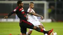 Gelandang bertahan Bayern Munchen, Arturo Vidal, berebut bola dengan bek Leverkusen, Jonathan Tah. Meskipun bermain tandang, Munchen lebih menguasai jalannya laga dengan penguasaan bola 59 persen. (Reuters/Wolfgang Rattay)