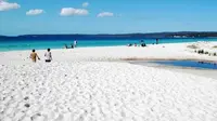 Pantai Pasir Putih (sumber: dinaspariwisata.lampungprov.go.id)