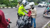 Polisi menindak pengendaran saat Operasi Patuh Semeru di Surabaya. (Dian Kurniawan/Liputan6.com)