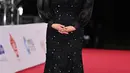 Aktris senior Kim Sun Young juga tampil menawan dengan balutan dress berwarna hitam. Dress ini memiliki detail taburan payet yang membuat penampilannya semakin berkilau. [Foto: soompi.com]