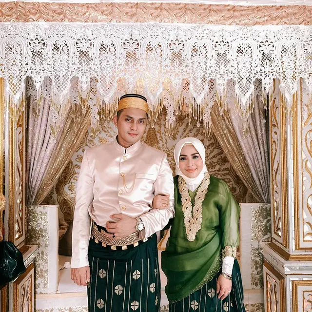 Muzdalifah dan Fadel Islami berpose di pelaminan menggunakan baju adat Bugis, Makassar. (https://www.instagram.com/p/CGFBJuYAZbL/)