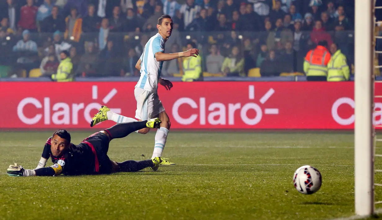 Kiper Paraguay, Justo Villar gagal menghalau bola tendangan gelandang Argentina, Angel Di Maria pada semifinal Copa Amerika 2015 di Concepcion, Chili, (1/7/2015). Argentina melangkah ke final usai mengalahkan Paraguay 6-1. (Reuters/Carlos Garcia Rawlins)