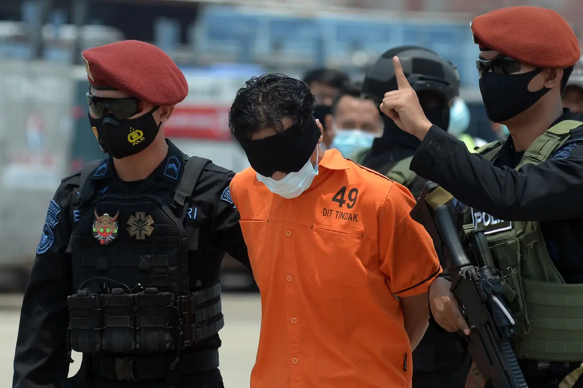 FOTO: 22 Terduga Teroris dari Jawa Timur Dipindahkan ke Jakarta