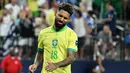 Ekspresi kecewa pemain Brasil, Douglas Luiz setelah gagal mencetak gol ke gawang Uruguay pada babak adu penalti laga perempat final Copa America 2024 di Allegiant Stadium, Las Vegas, Nevada, Minggu (07/07/2024) WIB. (AFP/Robyn Beck)