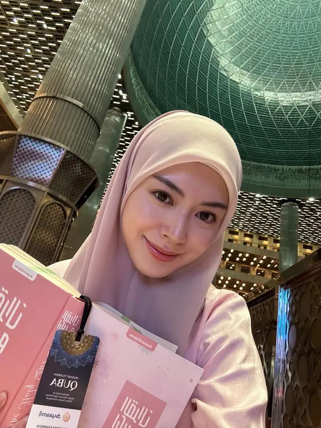 6 Potret Lebaran Ayana Moon di Jakarta dan Malaysia, Semua Berkesan