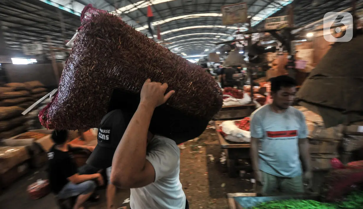 Pedagang memindahkan cabai rawit yang dijual di Pasar Induk Kramat Jati, Jakarta Timur, Kamis (2/6/2022). Dalam tiga hari terakhir, pedagang di Pasar Induk Kramat Jati mengungkapkan harga cabai mengalami kenaikan dengan selisih Rp 5.000 - Rp 10.000 per kilogram. (merdeka.com/Iqbal S Nugroho)