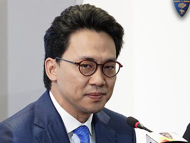 Klub Italia, US Lecce yang baru promosi ke Serie A musim depan, telah resmi memperkenalkan kelompok baru yang membeli saham mereka. Salah satunya adalah pengusaha muda Indonesia dari Grup Emtek, Alvin Sariaatmadja melalui konsorsiumnya yang berhasil menguasai 10 persen saham klub. (twitter/OfficialUSLecce)