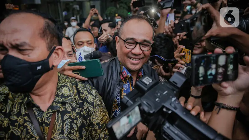 Mantan pejabat Ditjen Pajak Kementerian Keuangan (Kemenkeu) Rafael Alun Trisambodo yang juga ayah Mario Dandy tersenyum usai menjalani pemeriksaan di Gedung Komisi Pemberantasan Korupsi (KPK), Jakarta, Rabu (1/3/2023).