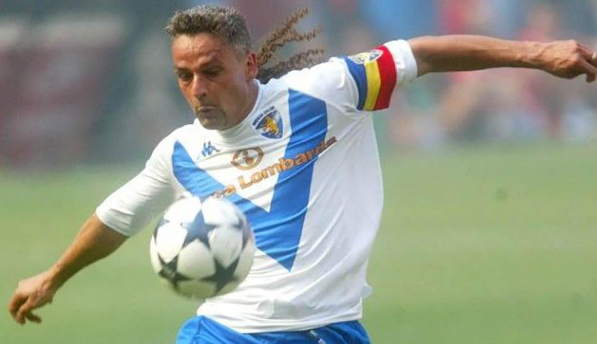 2. Roberto Baggio. Legenda hidup asal Italia ini kontraknya di Inter Milan habis pada musim 1999/2000. Berstatus bebas transfer, Manchester United ingin meminang Baggio, namun dirinya malah memilih klub medioker Italia, Brescia. (www.diggita.it)