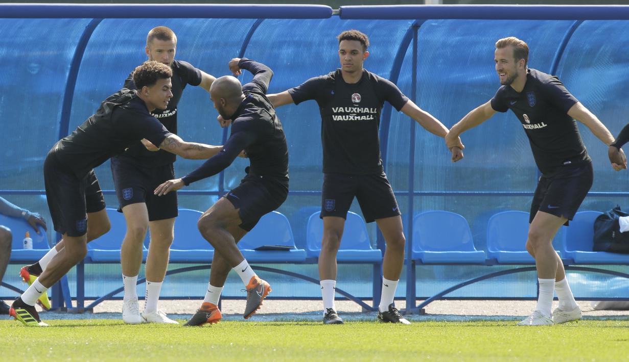 Fabian Delph (3kiri) berusaha menghindar dari tangakpan Dele Alli pada sesi latihan di Zelenogorsk dekat St. Petersburg, Rusia, (13/7/2018). Inggris akan melawan Belgia untuk memperebutkan tempat ketiga Piala Dunia 2018. (AP/Dmitri Lovetsky)