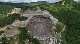 Upaya pencarian dan penyelamatan melibatkan tim gabungan dari kepolisian, pemadam kebakaran, dan militer. Tampak dalam foto, tumpukan sampah besar yang runtuh pada Kamis 8 Januari 2026 sore di fasilitas pemilahan sampah di Binaliw, kota Cebu, Filipina tengah, terlihat pada Sabtu, 10 Januari 2026. (AP Photo/Jacqueline Hernandez)