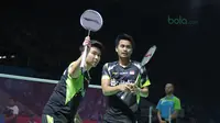 Ganda Campuran Indonesia, Liliyana Natsir/Tontowi Ahmad menyapa fans usai menang atas Malaysia, Tan Kian/Lai Peng pada babak pertama Indonesia Open 2018 di Istora Senayan, Jakarta, (3/6/2018). Liliyana/Tontowi menang 21-11 21-14. (Bola.com/Nick Hanoatubun