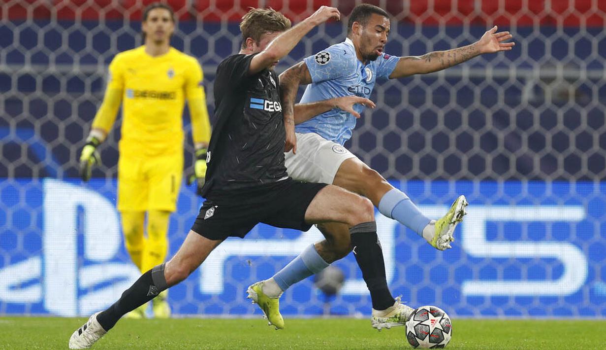 Striker Manchester City, Gabriel Jesus, berebut bola dengan pemain Borussia Moenchengladbach, Christoph Kramer, pada laga Liga Champions di Puskas Arena, Kamis (25/02/2021). City menang dengan skor 2-0. (AP/Laszlo Balogh)