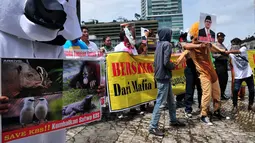 Dalam aksinya, massa mendesak penegak hukum segera menyelesaikan penanganan berbagai kasus jual beli satwa yang diduga melibatkan pengelola Kebun Binatang Surabaya (KBS), Senin (8/12/2014). (Liputan6.com/Johan Tallo)