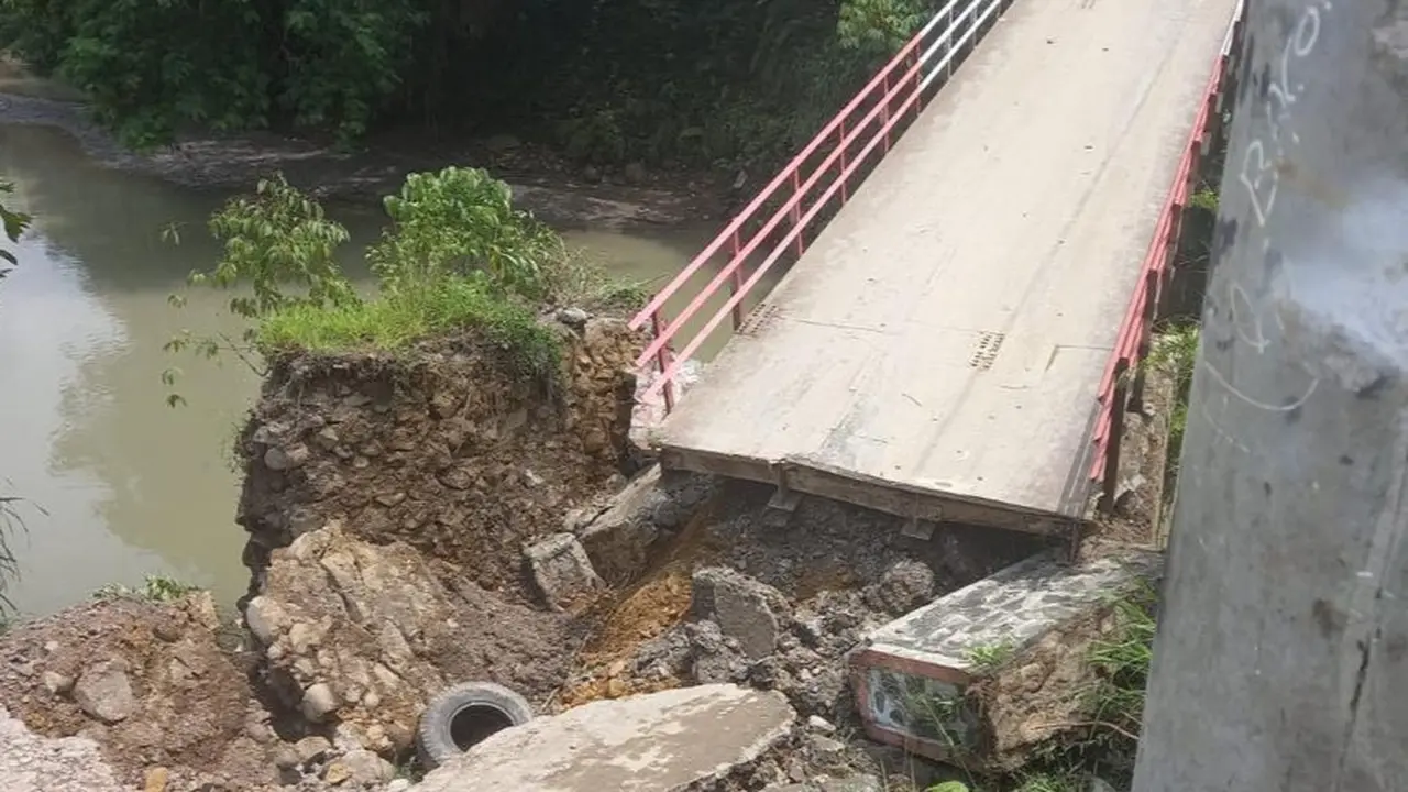 Jembatan Cicadas di Desa Babakan Madang, Kecamatan Babakan Madang, Kabupaten Bogor, ambruk.