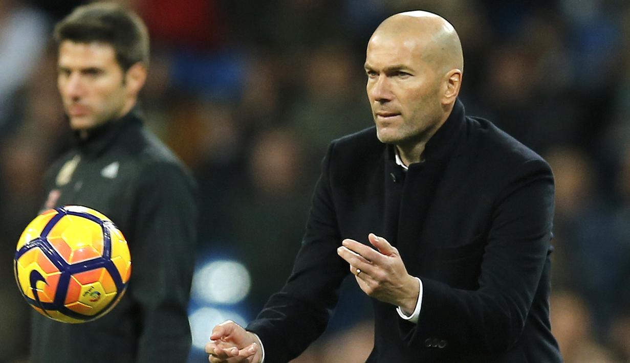 Pelatih Real Madrid, Zinedine Zidane melempar bola ke dalam lapangan saat timnya sedang ketinggalan melawan Las Palmas pada lanjutan La Liga Spanyol di Santiago Bernabeu stadium, Madrid, (1/3/2017). Madrid bermain imbang 3-3.  (AP/Paul White)
