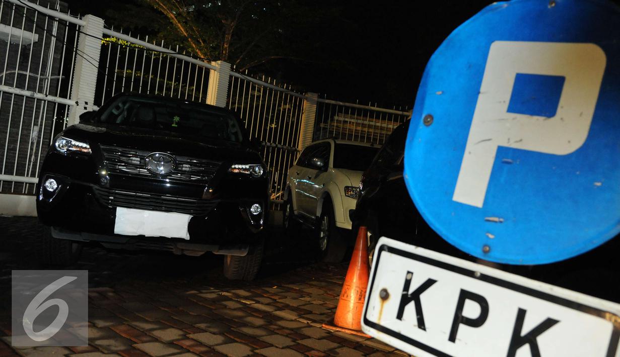 Mobil hasil OTT KPK dari oknum pejabat Bakamla, Rabu (14/12). Pejabat yang dicokok KPK, yakni Deputi Bidang Informasi, Hukum, dan Kerja Sama, Eko Susilo Hadi (ESH) yang diduga menerima suap dari pihak swasta. (Liputan6.com/helmi Afandi)