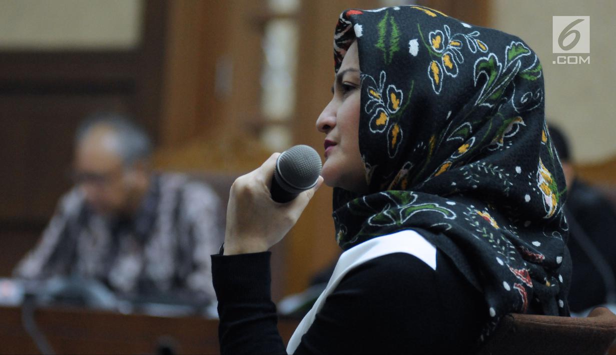 Deisti Astriani Tagor saat menjadi saksi pada sidang dugaan merintangi penyidikan korupsi E-KTP dengan terdakwa Bimanesh Sutarjo di Pengadilan Tipikor, Jakarta, Senin (16/4). Sidang mendengar keterangan saksi. (Liputan6.com/Helmi Fithriansyah)
