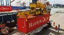 Aktivitas bongkar muat terminal peti kemas NPH di Tanjung Priok, Jakarta, Selasa (7/2). Terminal tersebut dapat menampung  kapasitas 600 ribu TEUS pertahun. (Liputan6.com/Angga Yuniar)