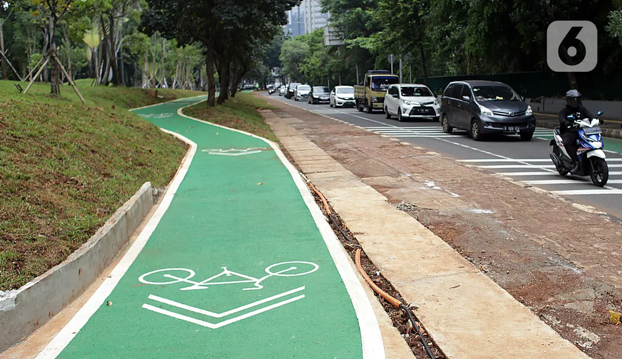 Jalur sepeda di kawasan Taman Semanggi, Jakarta, Kamis (13/10/2022). Usai diresmikan Gubernur DKI Jakarta Anies Baswedan pada acara soft launching 12 Oktober 2022 kemarin, penataan ulang kawasan Taman Semanggi dilanjutkan karena realisasi pengerjaan baru mencapai 73,37 persen. (Liputan6.com/Johan Tallo)