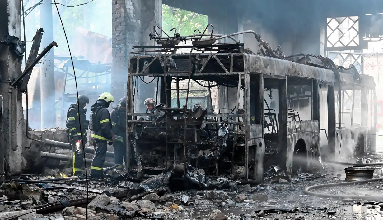 Dengan gelombang rudal dan drone, serangan udara Rusia menghantam sejumlah bangunan dan fasilitas umum di kota besar, seperti Kharkiv, Mykolaiv, Ternopil, serta di sekitar Ibu Kota Kyiv. (SERGEY BOBOK/AFP)