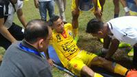 Firman Utina mengalami cedera saat laga Sriwijaya FC melawan Madura United, Rabu (2/3/2016).