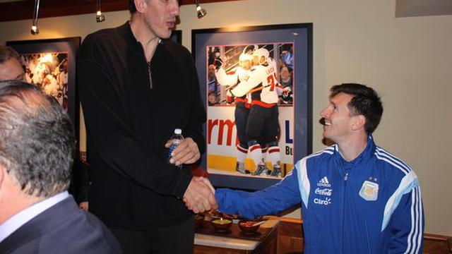 Gheorghe Muresan dan Lionel Messi (101greatgoals)