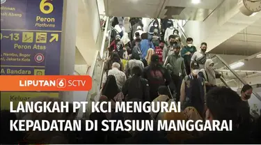 Pengguna kereta commuter line (KRL) Jabodetabek, yang setiap hari transit di Stasiun Manggarai, tentu sudah rutin berdesakan dengan penumpang lain. Perpindahan peron yang jauh, membuat ribuan orang harus berdesakan, demi mengejar jadwal kereta.