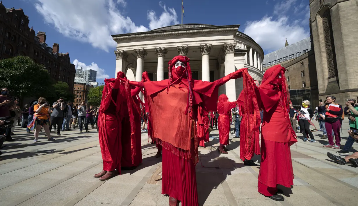 Para pengunjuk rasa mengikuti demonstrasi bertajuk Extinction Rebellion di pusat kota Manchester, Inggris (1/9/2020). Mereka menyerukan kepada anggota parlemen untuk mendukung RUU darurat iklim yang menurut mereka akan mempercepat kemajuan Inggris dalam mengurangi emisi karbonnya. (Xinhua)