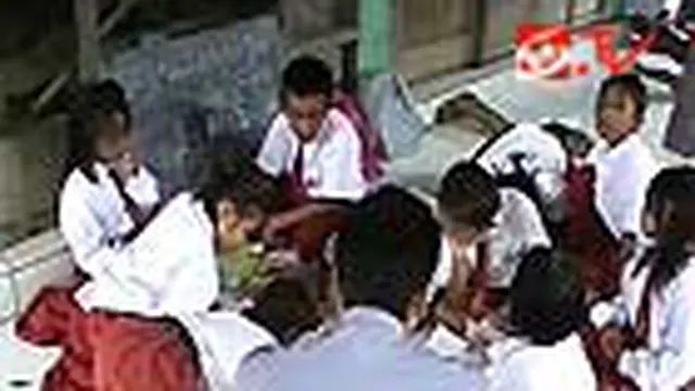 Siswa SDN Ujian di Teras Rumah Warga