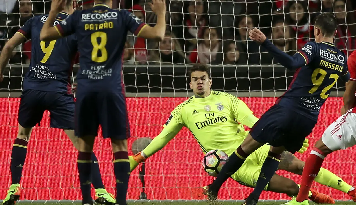 Kiper Benfica, Ederson Moraes, berusaha menghalau bola tendangan pemain Desportivo de Chaves, Massala pada laga lanjutan Liga Portugal di Stadion Luz, Lisbon, Portugal. (24/02/2017). (EPA/Manuel De Almeida)