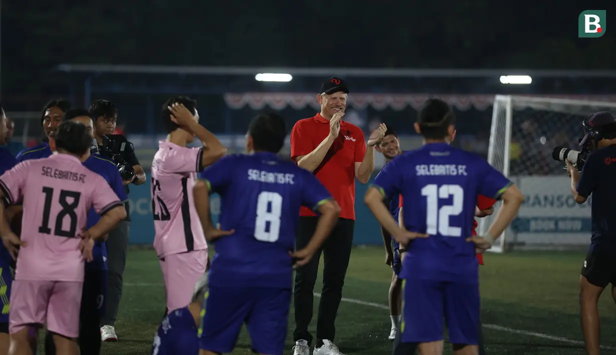 <p>Selebrasi Peter Schmeichel saat timnya memenangi tantangan tendangan bebas dalam rangkaian acara fun football bersama legenda Manchester United, Peter Schmeichel di Pancoran Soccer Field, Jakarta, Minggu (6/8/2023) malam WIB. (Bola.com/Ikhwan Yanuar)</p>