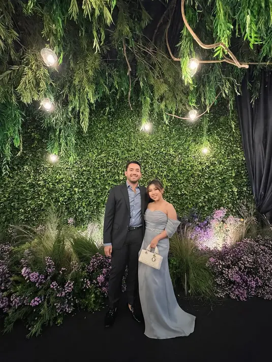 Kiky Saputri dan sang suami tampil kompak dalam busana bernuansa biru. Kiky kenakan straples dress dengan lengan sabrina dan tas Dior warna putih. Sementara Khairi pilih kenakan setelan jas navy dan kemeja biru muda. [@kikysaputrii]