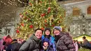 Ernest Prakasa bersama keluarga menikmati liburan Natal dan Tahun Baru di Amerika Serikat. Mereka pun tampil dengan jaket musim dinginnya. [@ernestprakasa]