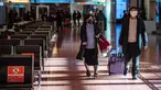 Penumpang berjalan melalui aula kedatangan di Bandara Internasional Haneda Tokyo, Jumat (18/2/2022). Pemerintah Jepang mengumumkan rencana untuk melonggarkan aturan perbatasan virus bagi pekerja dan pelajar. (AFP/Philip Fong)