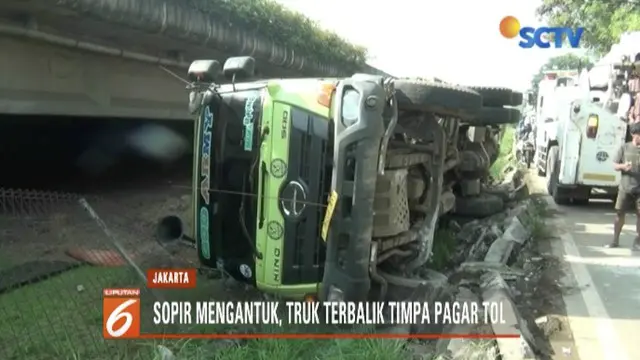 Sopir diduga mengantuk, truk terbalik hingga timpa pagar Tol Kembangan, Jakarta Barat.